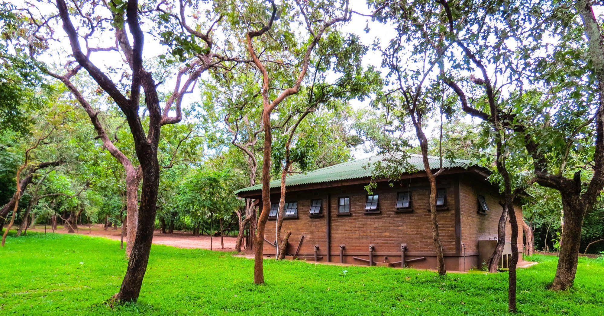 Woodlands Lilongwe Hotel Bagian luar foto