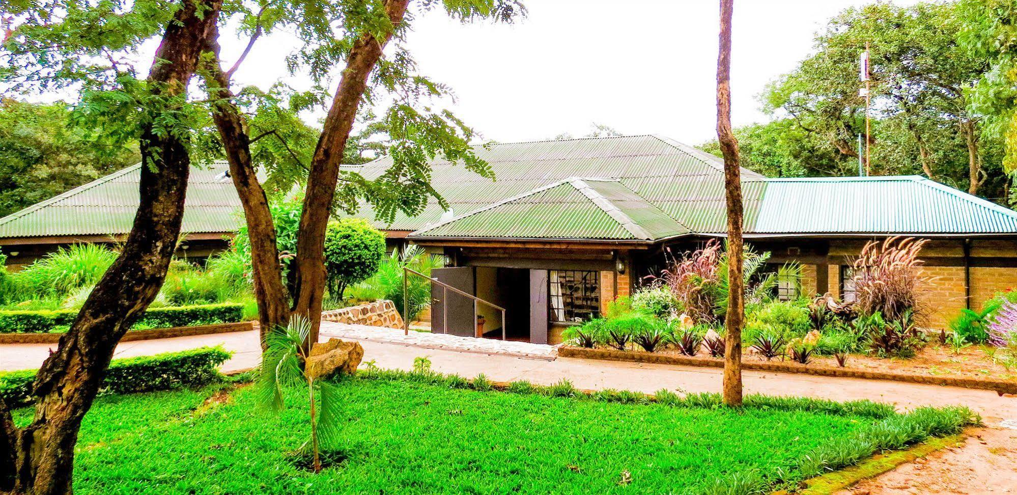 Woodlands Lilongwe Hotel Bagian luar foto