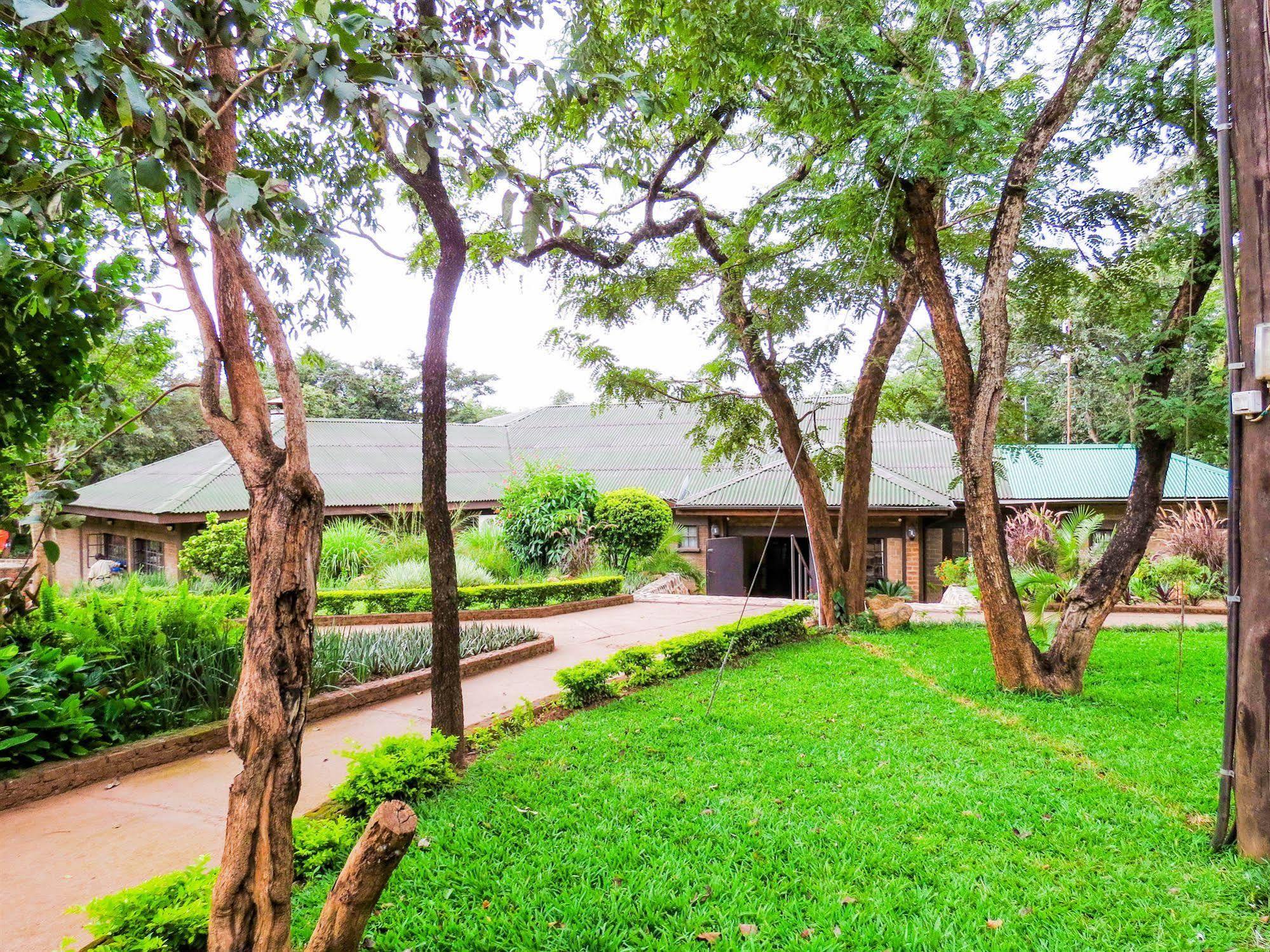 Woodlands Lilongwe Hotel Bagian luar foto